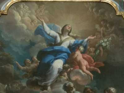 Al centro della composizione c�� la Vergine Maria che, avvolta da una luce dorata, viene assunta in cielo